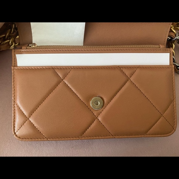 Chanel 19 WOC in caramel lambskin - Picture 8 of 8